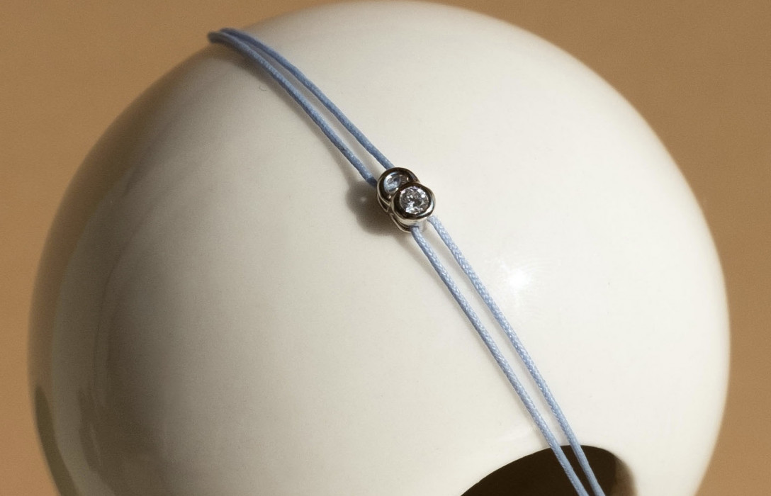 Bracelet cordon LET'S COMMIT bleu nuage en or blanc - Face - Courbet