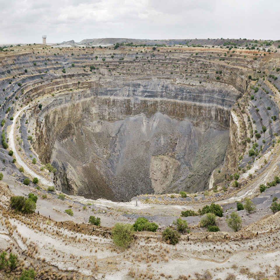 © For What it's Worth serie, Courtesy of Dillon Marsh - Mine de diamants Koffiefontein en détails vue du ciel- Courbet - Courbet