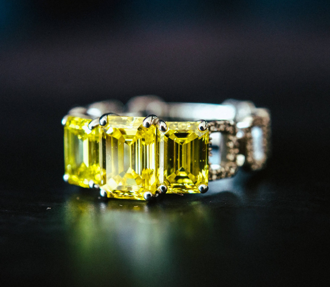 Bague Haute Joaillerie - Or blanc 18K (4,10 g), diamants jaunes et blancs 4,10 cts - Vue 6