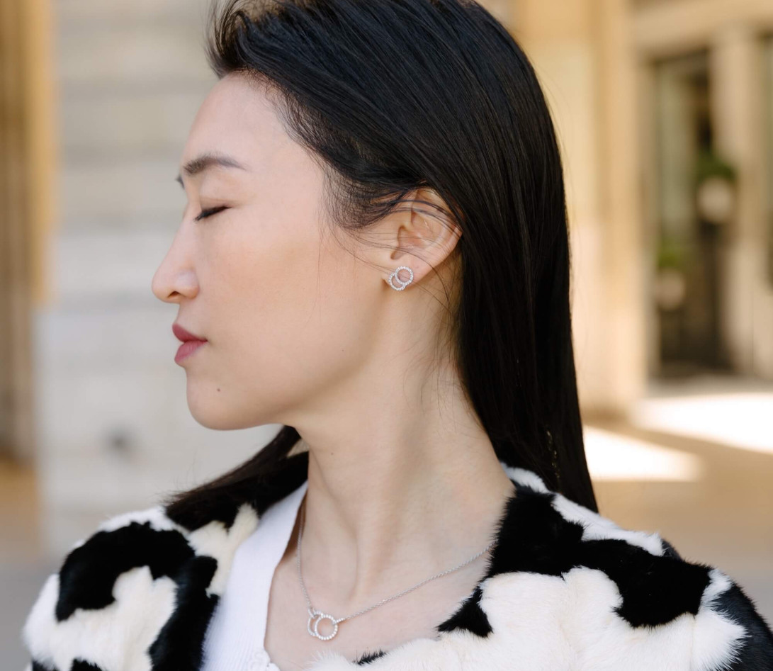 Boucles d'oreilles puces CELESTE GM pavées en or blanc - Vue 2