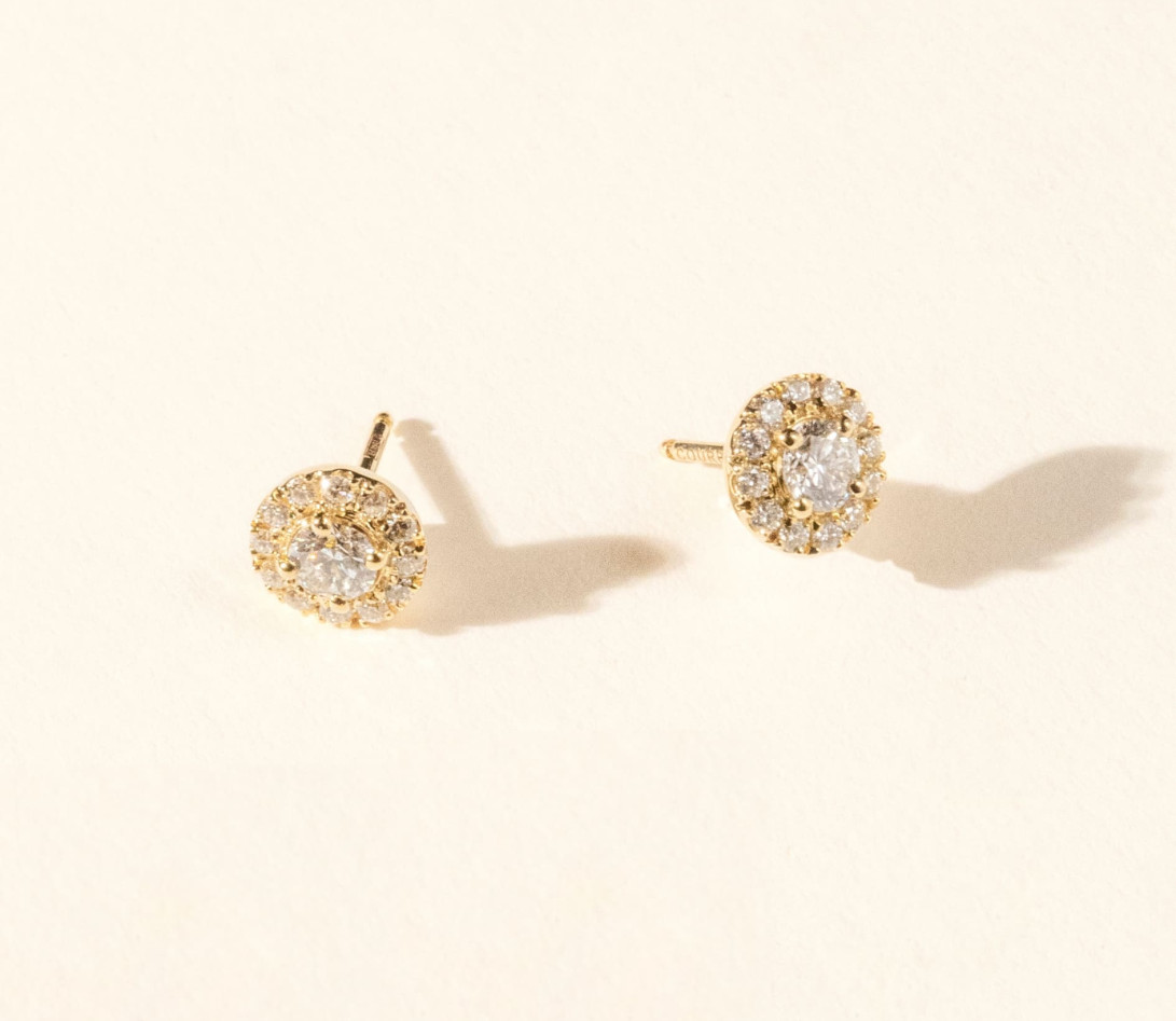 Boucles d'oreilles puces Halo en or jaune et diamants de synthèse 0,6ct