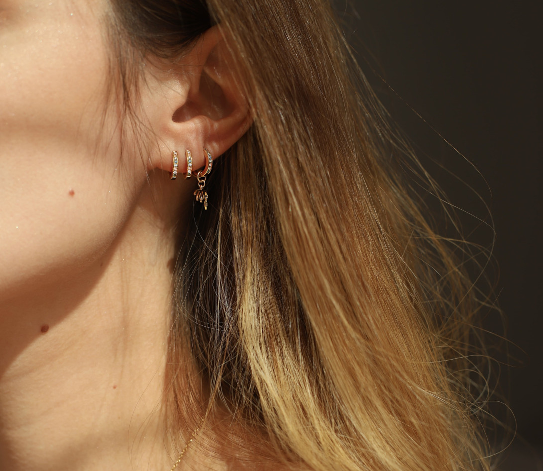 Mono boucle d’oreille créole MARZIA X COURBET en or blanc - vue porté 1 - Courbet