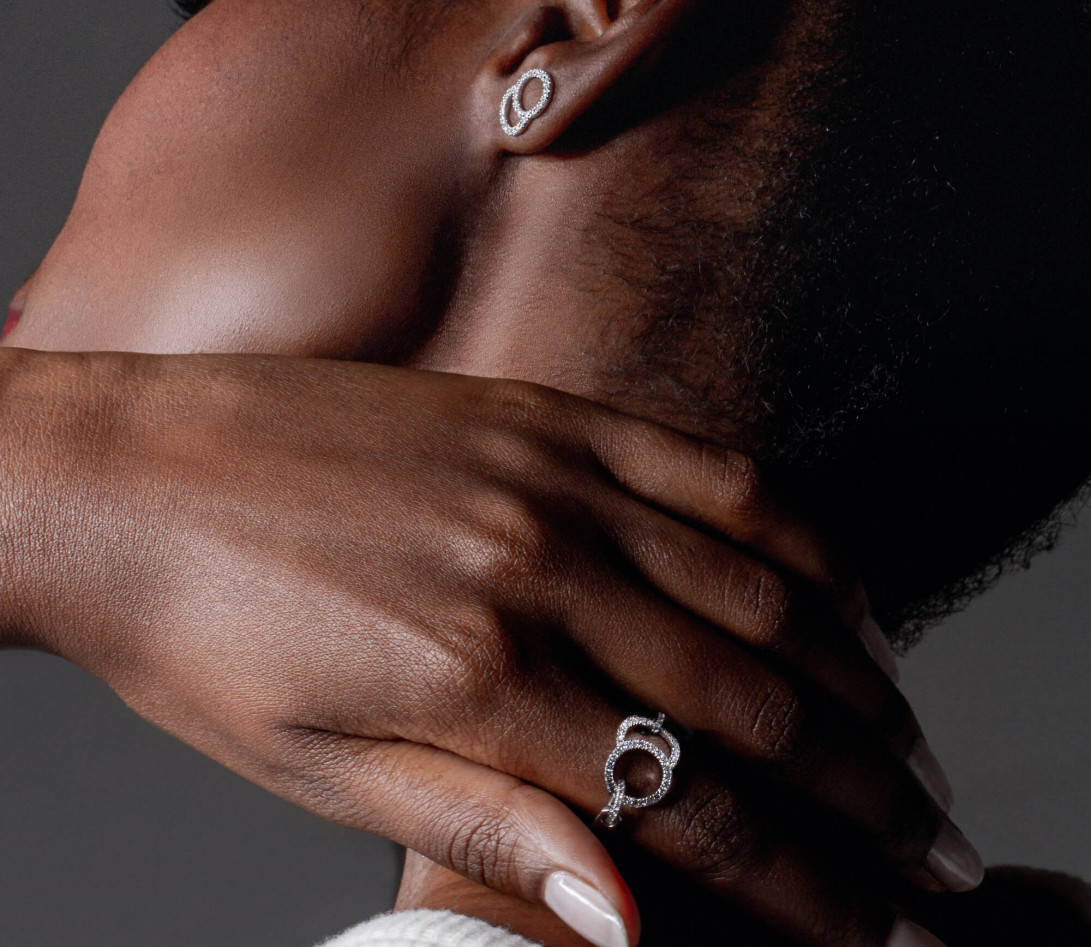 Boucles d'oreilles puces CELESTE GM pavées en or blanc - Vue 3