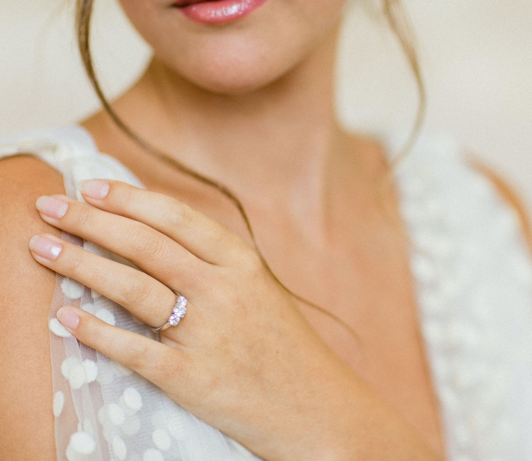 Bague solitaire Trio - Or blanc 18K (4,90 g), 3 diamants 2 cts - Porté2