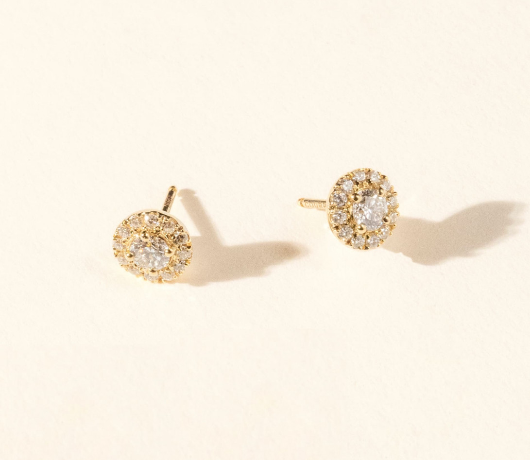 Boucles d'oreilles puces Halo en or jaune et diamants de synthèse 1ct