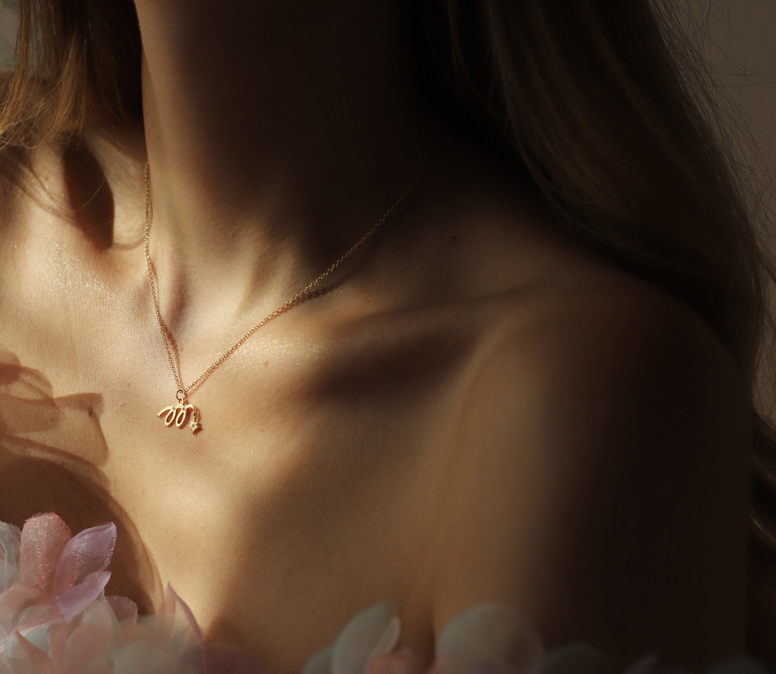 Collier pendentif MARZIA X COURBET « M » en or rose - porté 1 - Courbet